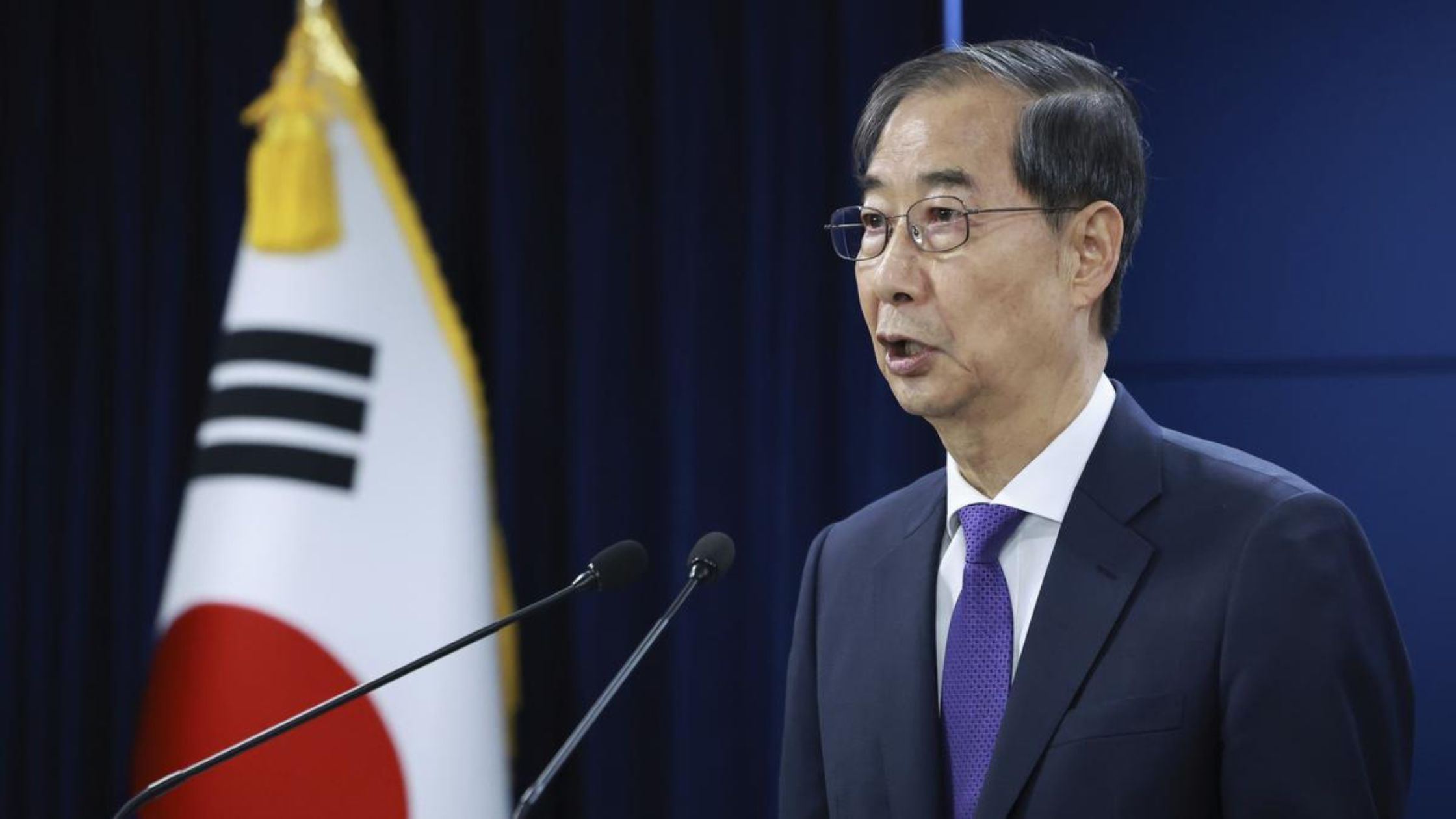 Leadership Shake-Up in Seoul: Han Steps Down, Lee’s Candidacy in Doubt