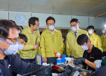 President Lee Inspects Fire-Damaged Government Data Center in Daejeon