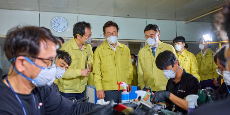 President Lee Inspects Fire-Damaged Government Data Center in Daejeon