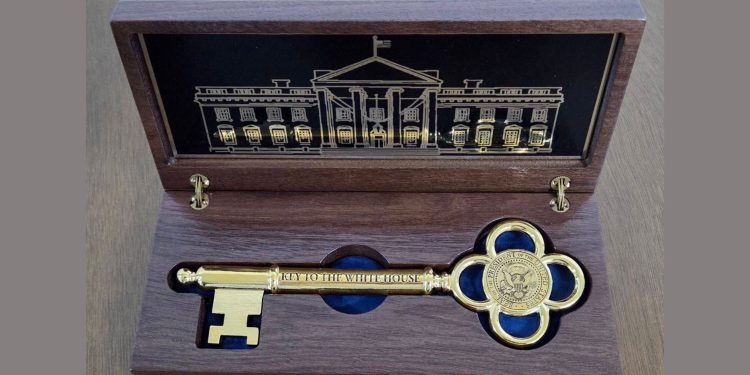 Trump Gifts President Lee a ‘Key to the White House’ in Symbolic Diplomatic Gesture